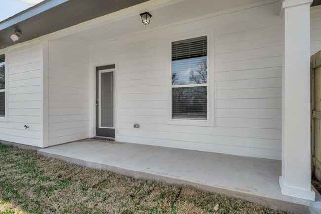 Building Photo - Impeccably Maintained Townhome in Vintage ...