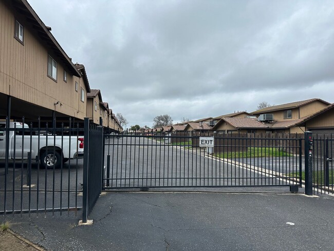 Foto del edificio - Gated community - Water, Garbage & Sewer I...