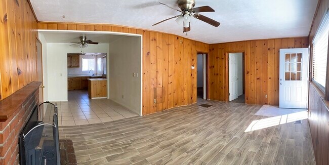 Building Photo - Beautiful Pet Friendly Home