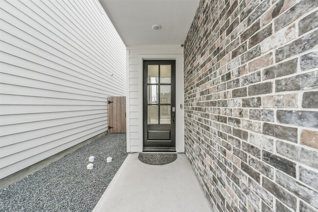 Building Photo - 718 W Donovan St