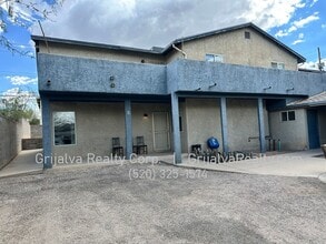 Building Photo - 1010 E Elm St