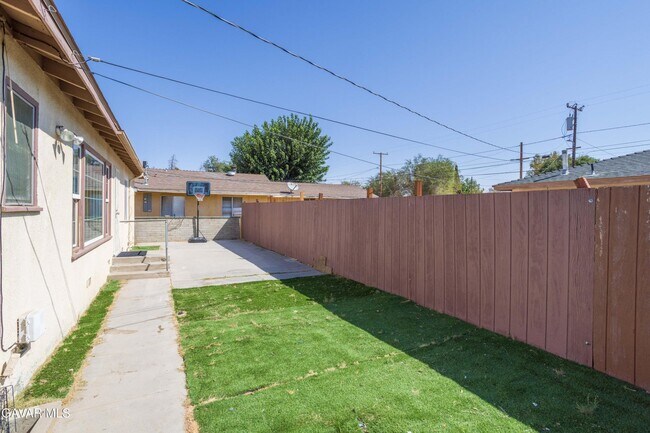 Foto del edificio - 44632 Fern Ave