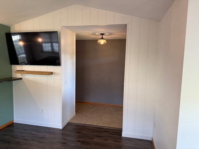 Foto del edificio - Beautifully Remodeled 3BR/3BA Half Duplex in Black Earth - Available Now