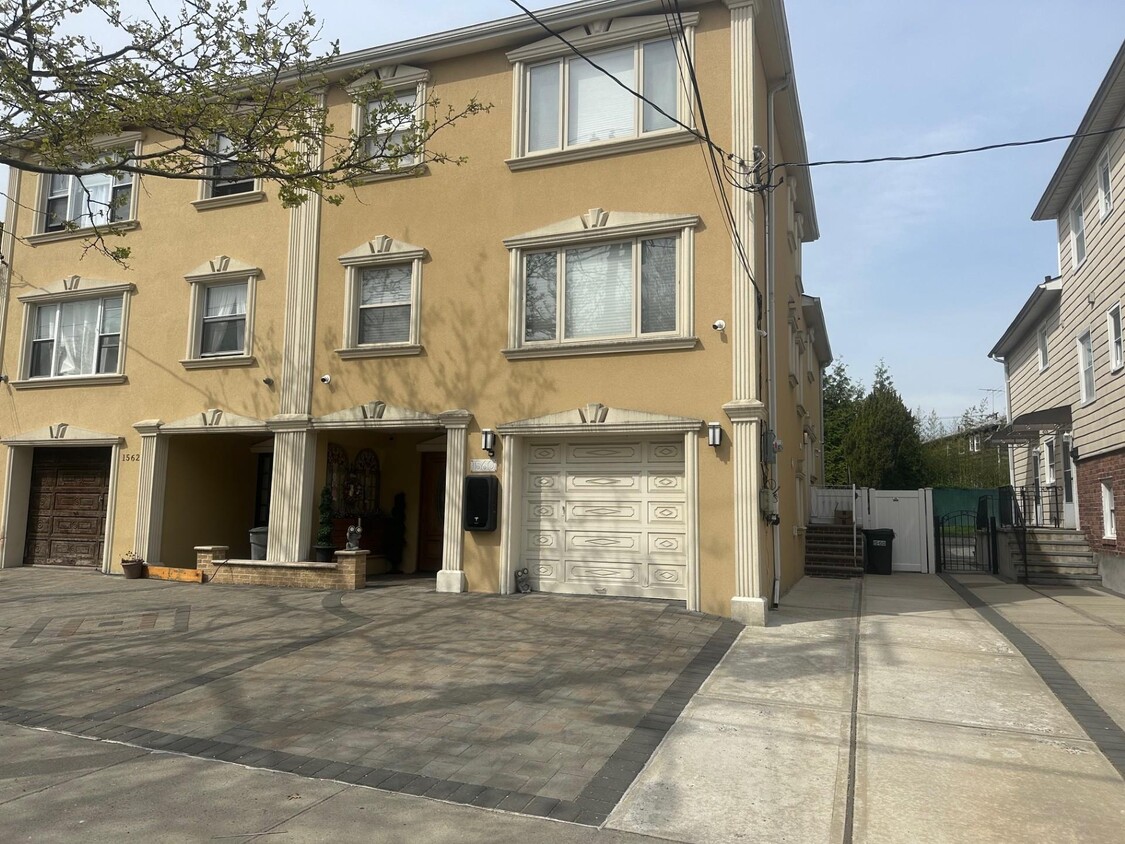 Foto principal - 15-60-60 209th St