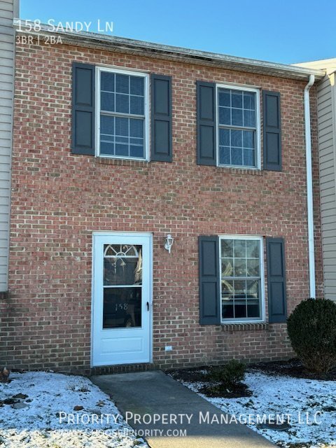 Primary Photo - 3 BR/1.5 Townhome in Broadway