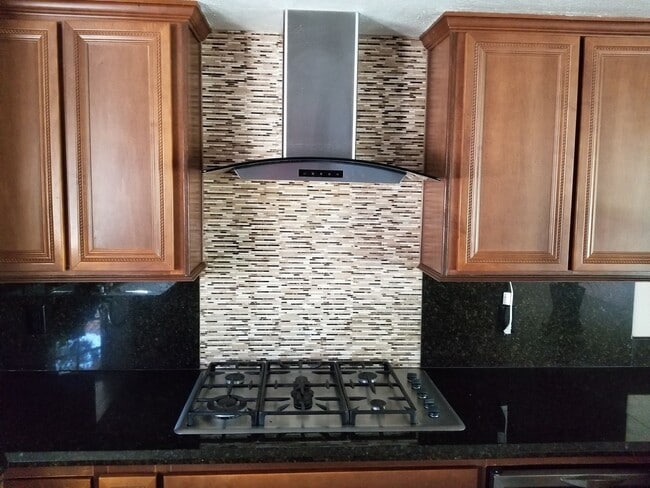 Building Photo - Bright and Beautiful 4 bedroom 2.5 bath La...