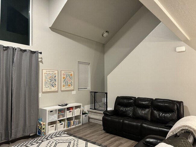 Building Photo - 914 S 2610 E
