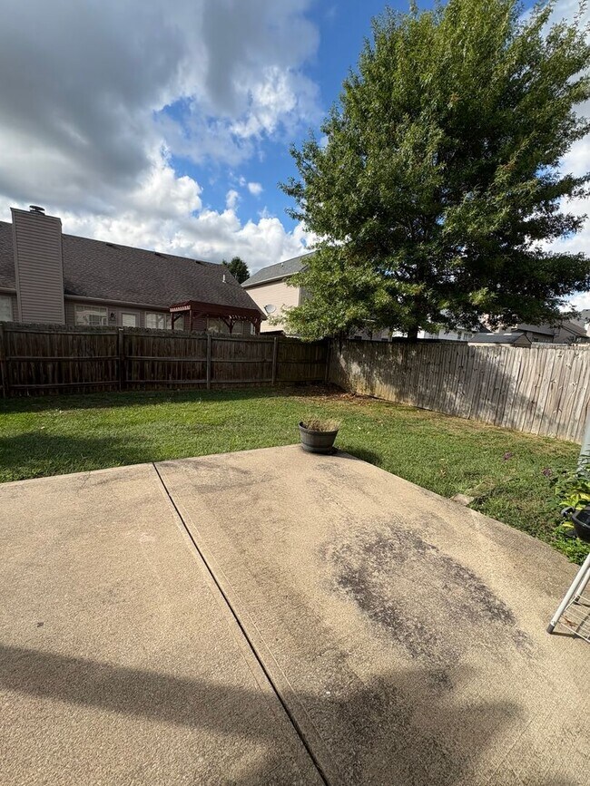 Foto del edificio - WOW! 3 bedroom/2 bath with garage.