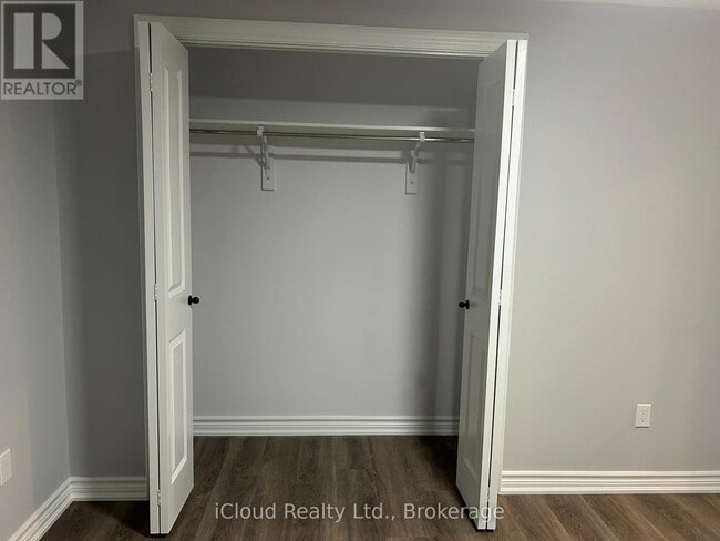 Photo du bâtiment - 122 Clare Ave