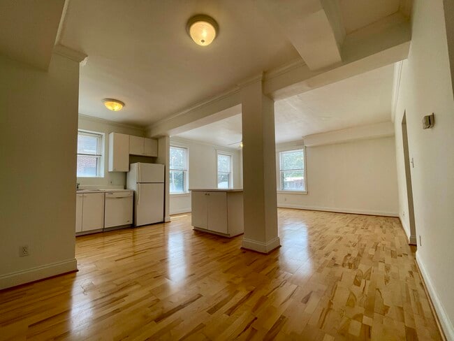 Building Photo - 4368 Lindell Blvd - Philip H. Barron Realty