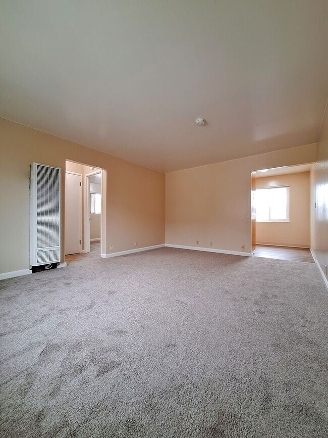 Foto del edificio - Second Floor 1bd Apartment With NEW Paint & Floors Throughout!