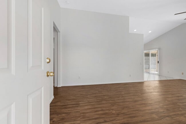 Building Photo - MOVE IN SPECIAL!