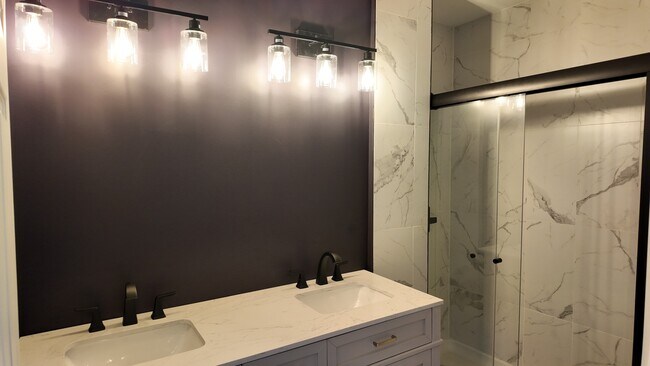 Foto del edificio - Stylish 1-Bed Loft with Bonus Space in OTR – In-Unit Laundry!