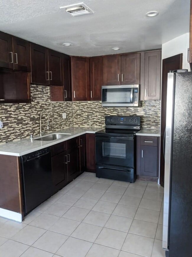 Cocina - 18555 Collins St