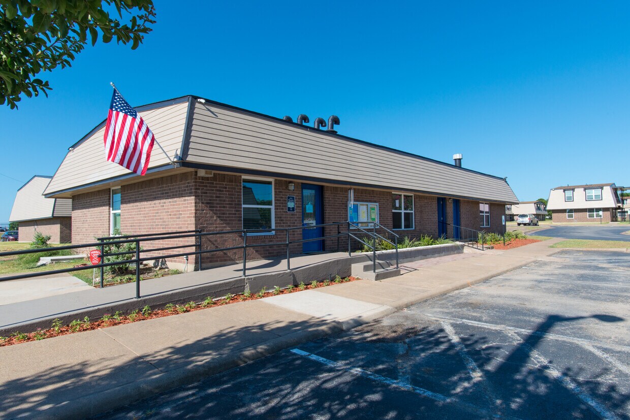 Oficina de arrendamiento: Bienvenido a The Adelaide Apartments en Terrell, TX, cerca de Dallas. - Adelaide