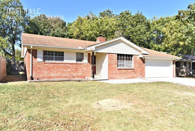 Building Photo - Cwntrally located 3 Beds and 2 bath 2 car ...