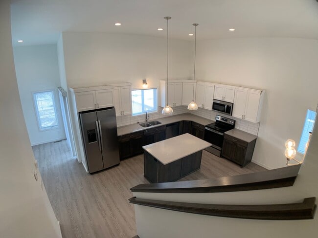 Building Photo - 4 Bed 2 Bath Single Family Home