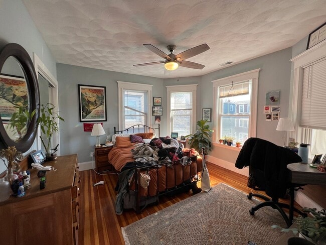 Building Photo - Pets Friendly, In-Unit Laundry, Davis Squa...