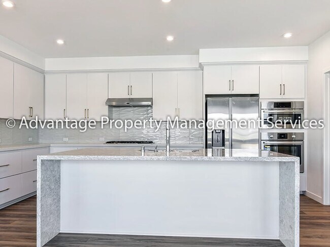 Building Photo - Luxury 5 bedroom, 3 bathroom, 2,904 sq. ft...