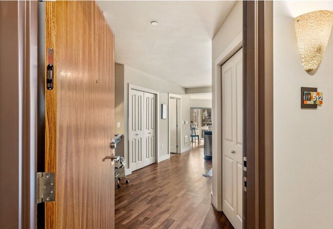 Building Photo - Stunning 1 bed condo in desirable Belltown...