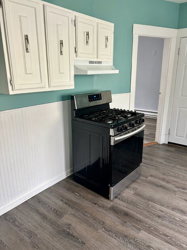 Building Photo - Available Now! Cozy and Modern 4 bed 1 bath unit on Congress Avenue