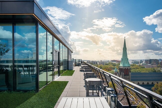 Building Photo - 555