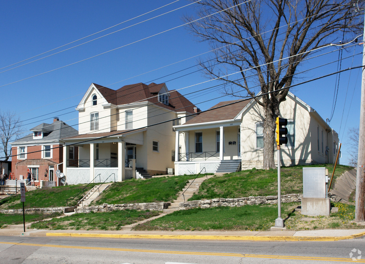 Building Photo - 227-229 E Dunklin St