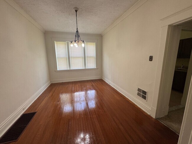 Building Photo - Delightful 3-bedroom, 1-bathroom single-fa...