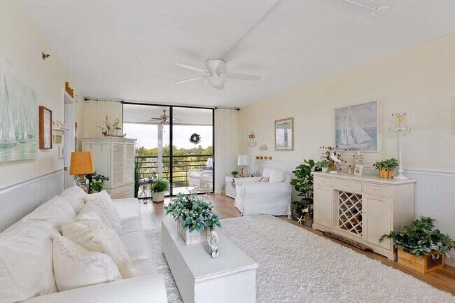 Foto del edificio - 4640 Lucerne Lakes Blvd W
