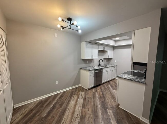 Building Photo - 5800 Hollywood Blvd