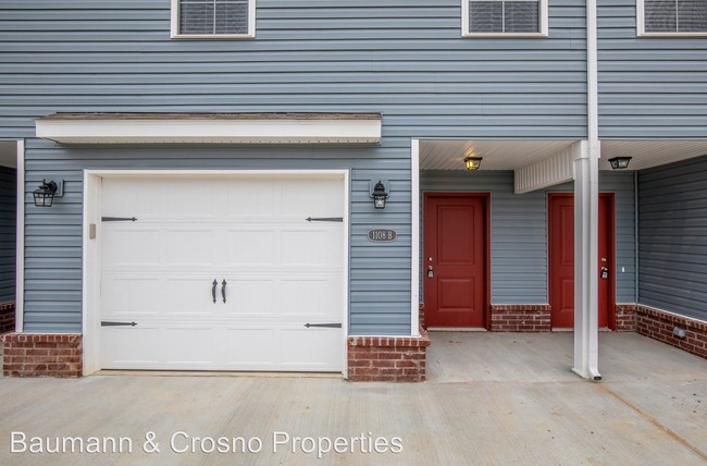 Building Photo - 3 br, 2 bath Apartment - 1008 Holly St A