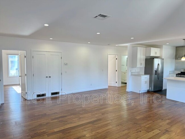 Building Photo - 1109 S Cochran Ave
