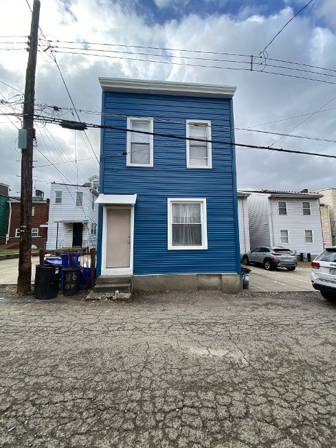 Front - 318 York Way