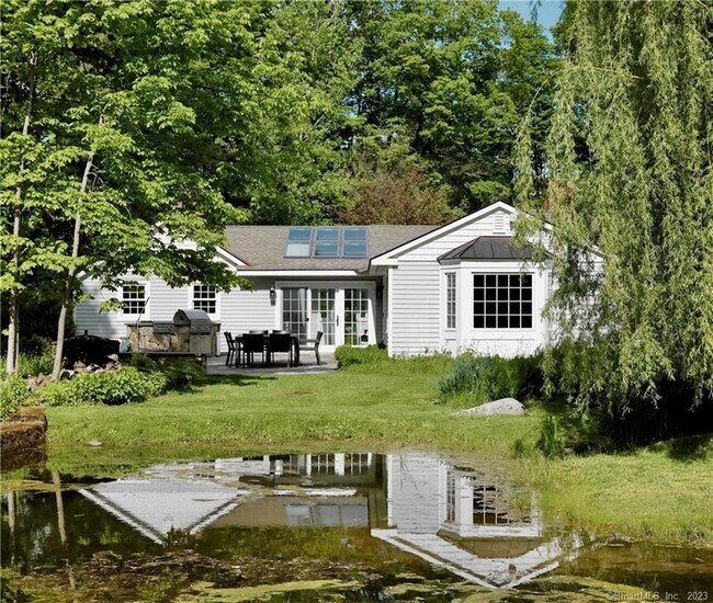 Foto del edificio - 90 Sharon Mountain Rd