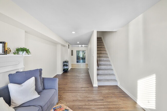 Building Photo - 1008 S Paca St