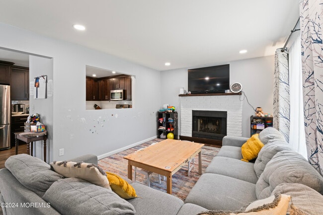 Building Photo - 573 Sumner Ave