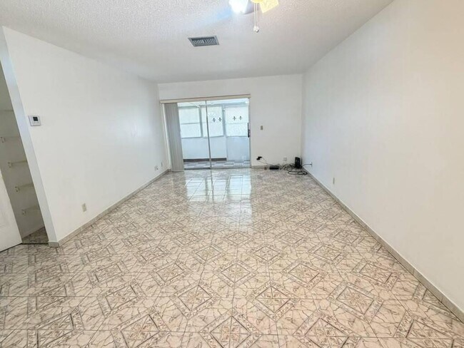 Foto del edificio - 2727 Dudley Dr W