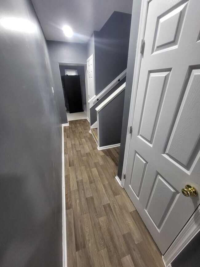 Building Photo - 4 Bed/ 2 Bath Townhouse
