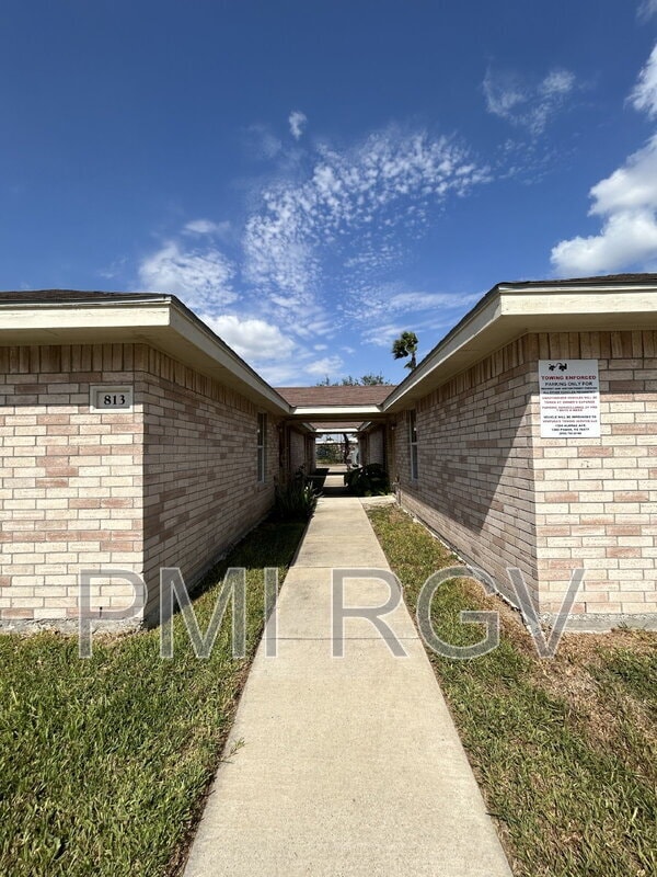 Building Photo - 913 E Daffodil Ave