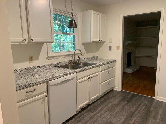 Foto del edificio - One-month FREE rent!  GREAT LOCATION!! RANCH HOME WITH HARDWOODS NEAR DOWNTOWN