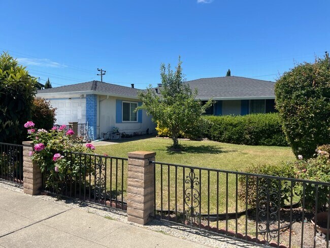 Building Photo - 5517 Fiesta Rd