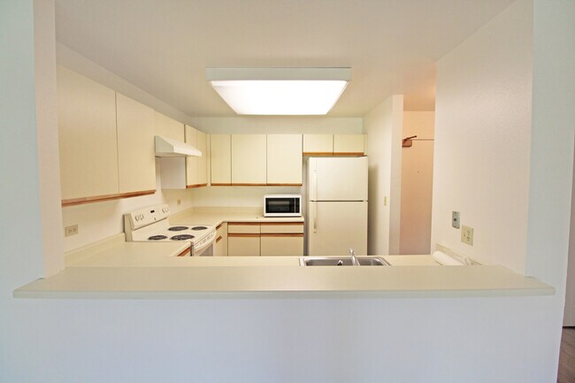 Foto del edificio - Spacious Adam's Point Condo Available NOW!