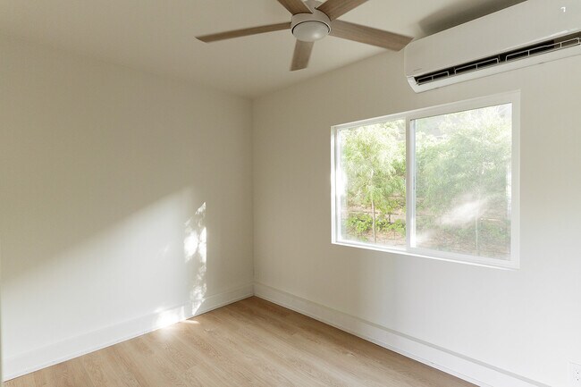 Building Photo - 2841 Los Feliz Dr