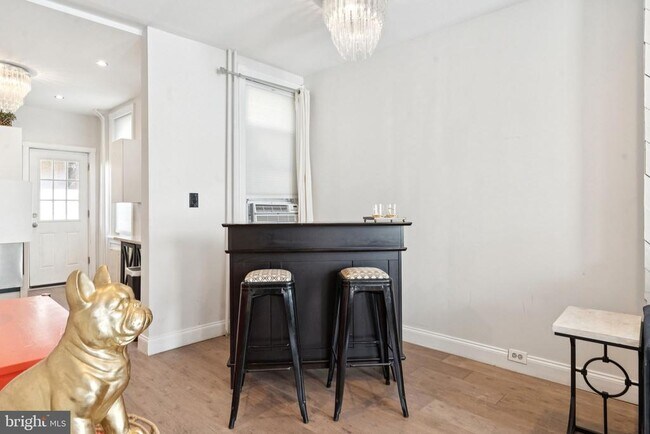 Building Photo - 2511 E Oakdale St