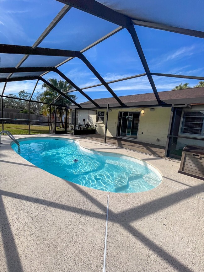 Building Photo - charming 3-bedroom, 2-bathroom pool home i...