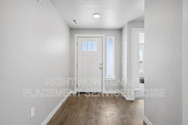 Building Photo - 2118 E Pilsner St