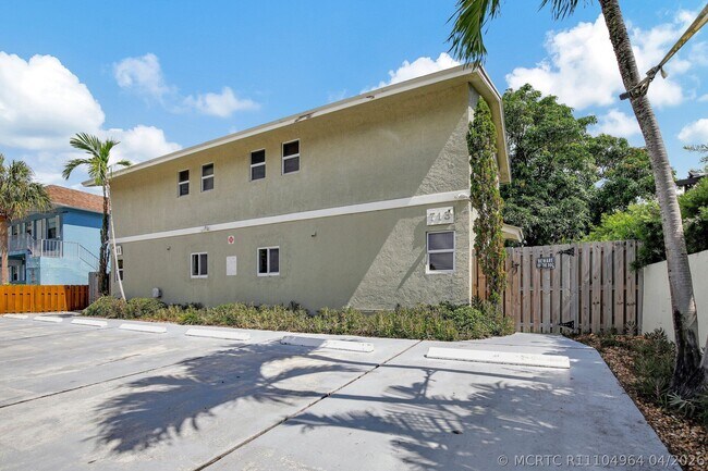 Foto del edificio - 711 NE 14th St
