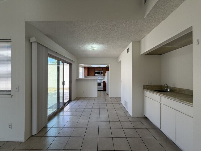 Building Photo - Redlands Townhouse in Great Complex 2+ 1.5 AVAILABLE NOW