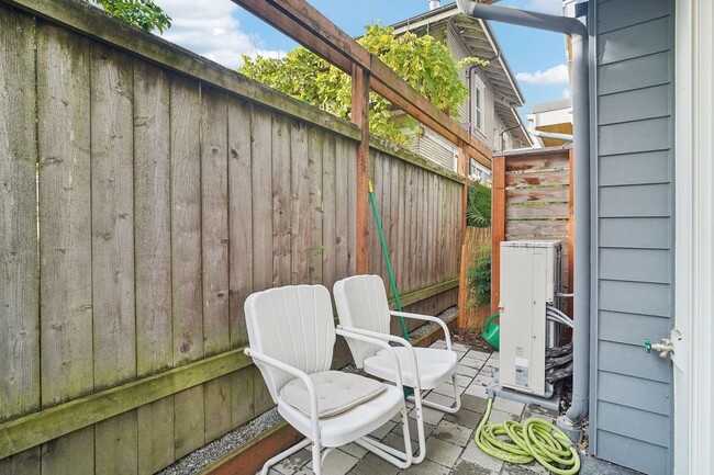 Building Photo - Capitol Hill Townhome