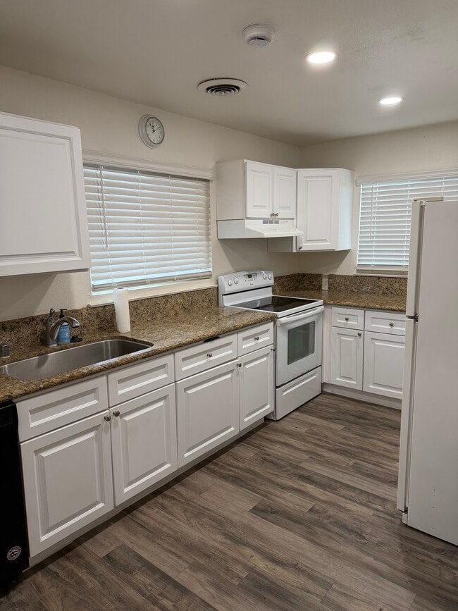 Kitchen - 4807 El Camino Ave